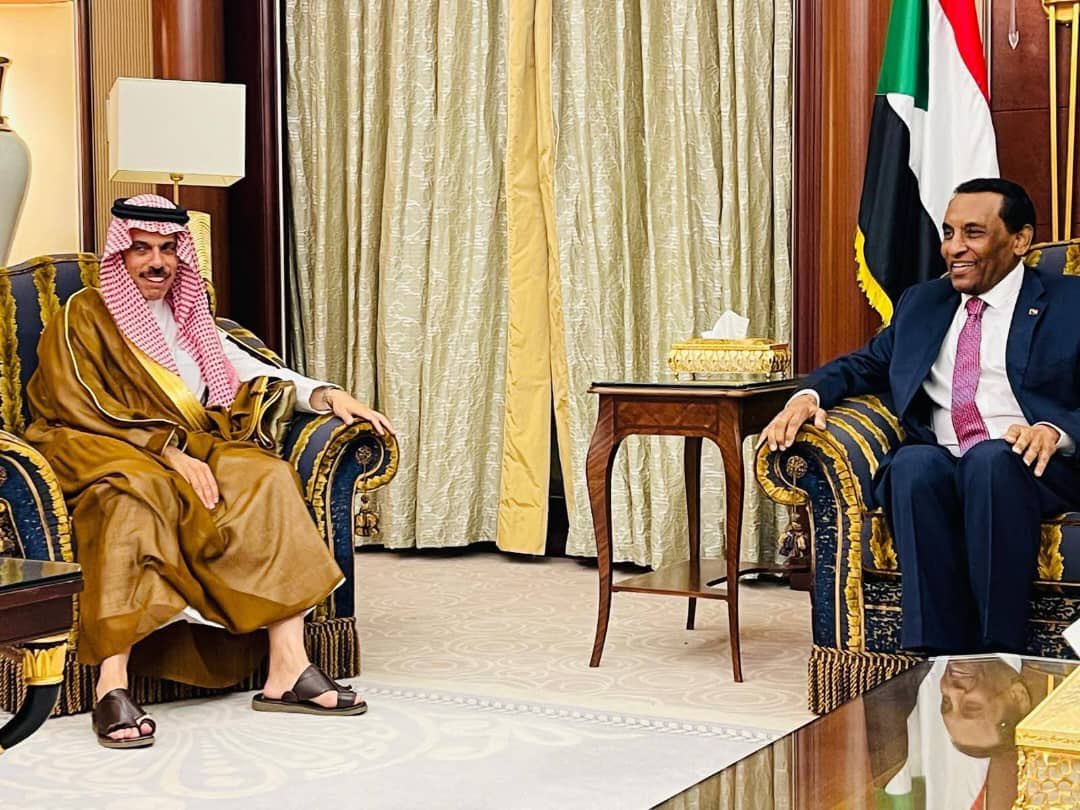 OsmanMirghani's tweet photo. وفد كبير من رئيس الوزراء و ثلاثة وزراء يسافر إلى السعودية في غياب قيادتها..
و يظل ثلاثة أيام في الفندق.. ثم تنتهي الزيارة بالخبر التالي:

(تم الاتفاق على إعادة جدولة الزيارة الرسمية المرتقبة لرئيس الوزراء الدكتور كامل إدريس إلى المملكة العربية السعودية قريباً) https://t.co/2xGd03LLeu