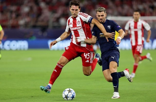 🇨🇾 Punto de oro del Pafos en El Pireo. Aguantó desde los primeros minutos con uno menos y estrena el casillero en la #UCL. No tiene techo lo de este equipo.
