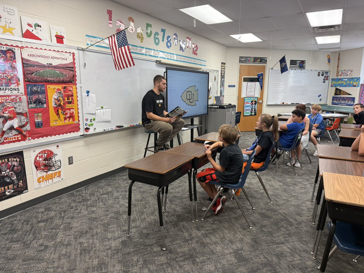 Today, some of our players made a special trip to Wellsville Elementary to spend time with the 4th grade classrooms! 🏀

We had a great time reading and answering questions!

#BraveNation