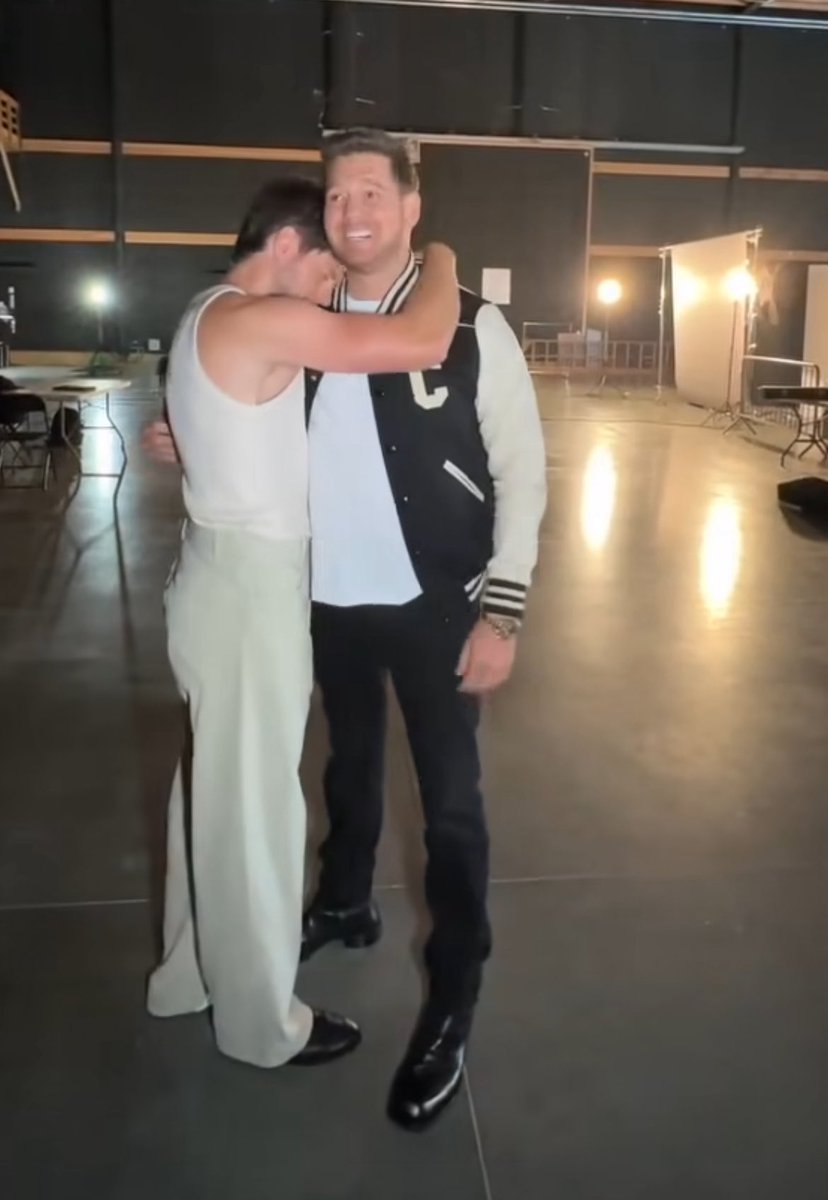 anneke_tpwk's tweet photo. Oh this? Just Michael buble and Niall is a sweet and soft embrace #TEAMNIALL https://t.co/pXTsI8VZHZ