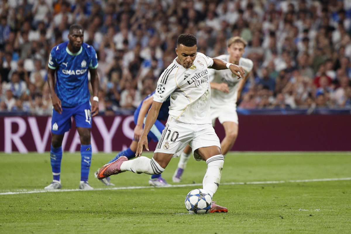 ActuFootGlobal's tweet photo. Kylian Mbappé depuis le début de saison : 

🏟️7 matchs 
⚽️8 buts 
🎯2 passes décisives
🏆4x homme du match 
 
✨ Époustouflant ✨

#mbappe #liguedeschampions #RealMadrid #football https://t.co/Exc26ZWtzm
