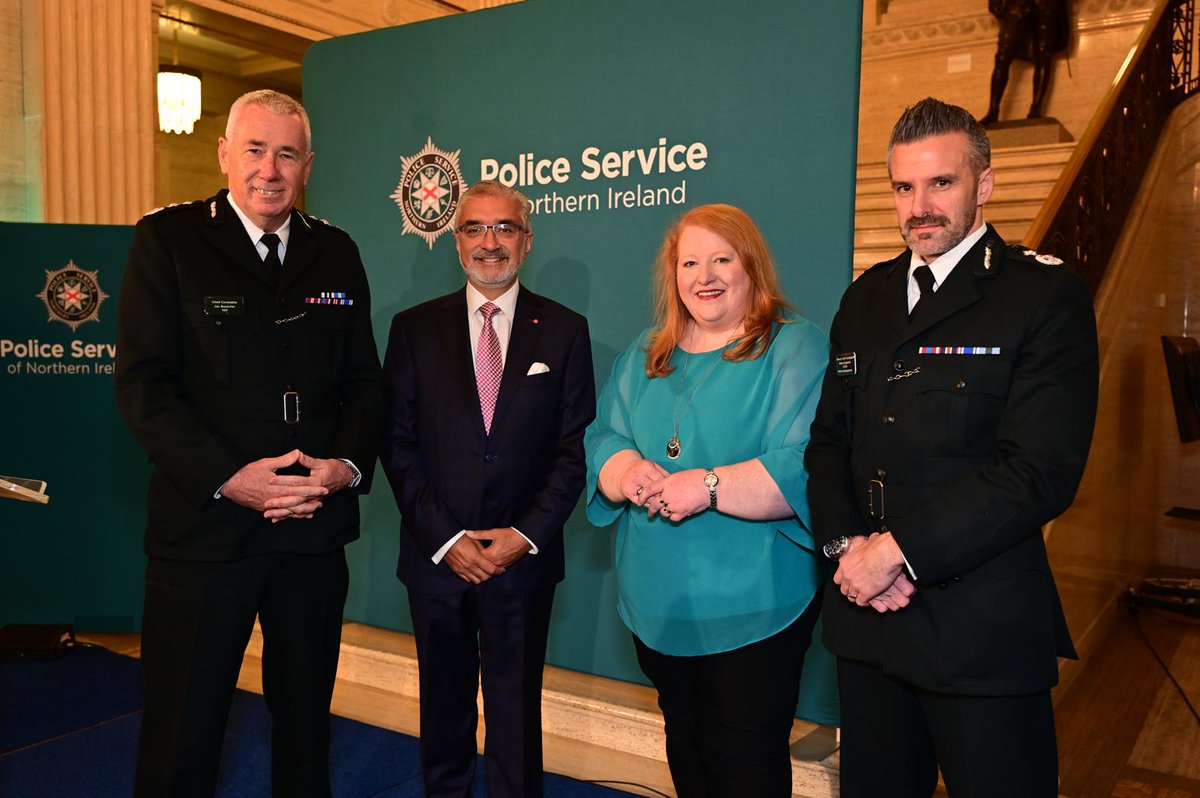 ChiefConPSNI's tweet image. This evening Chief Constable Jon Boutcher, Deputy Chief Constable Bobby Singleton, @Justice_NI Minister Naomi Long and @NIPolicingBoard Chair Mukesh Sharma attended our Highly Commended Awards. Awards were presented to officers who&apos;ve demonstrated exceptional bravery.