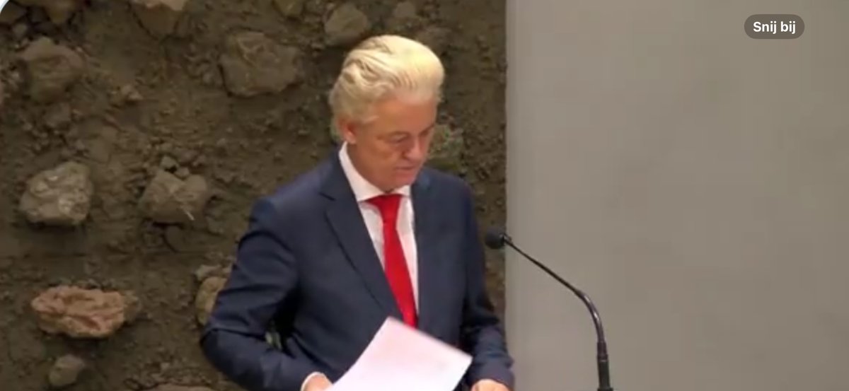 PetravanDam3's tweet image. De een: een reikende hand, op zoek naar samenwerking, sterk op de inhoud, verbindend 

De ander: haatzaaien, verdeeldheid, inhoudsloos geschreeuw, niet constructief 

PetravanDam3
#AlgemeneBeschouwingen #APB2025 #debat Frans Timmermans #Timmermans Wilders