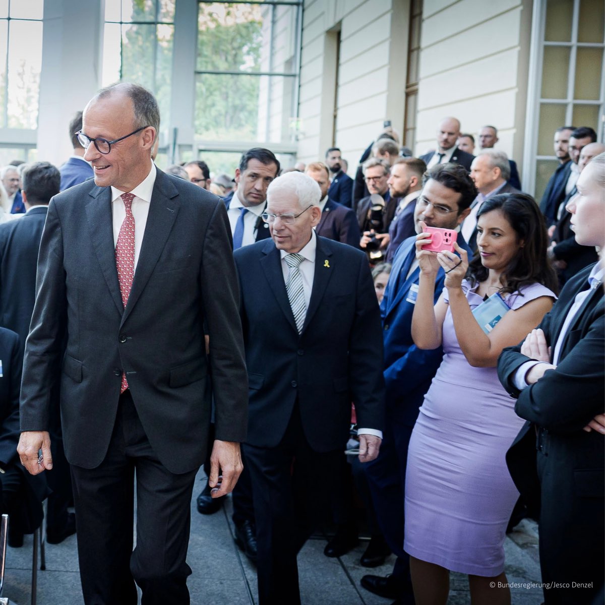 bundeskanzler's tweet image. Die Bundesrepublik wäre für immer entwurzelt gewesen ohne jüdisches Leben, ohne jüdische Kultur in unserem Land. 

Wenn wir heute 75 Jahre Zentralrat der Juden in Deutschland feiern, dann feiern wir auch das Geschenk, dass Jüdinnen und Juden hier wieder Heimat gefunden haben.