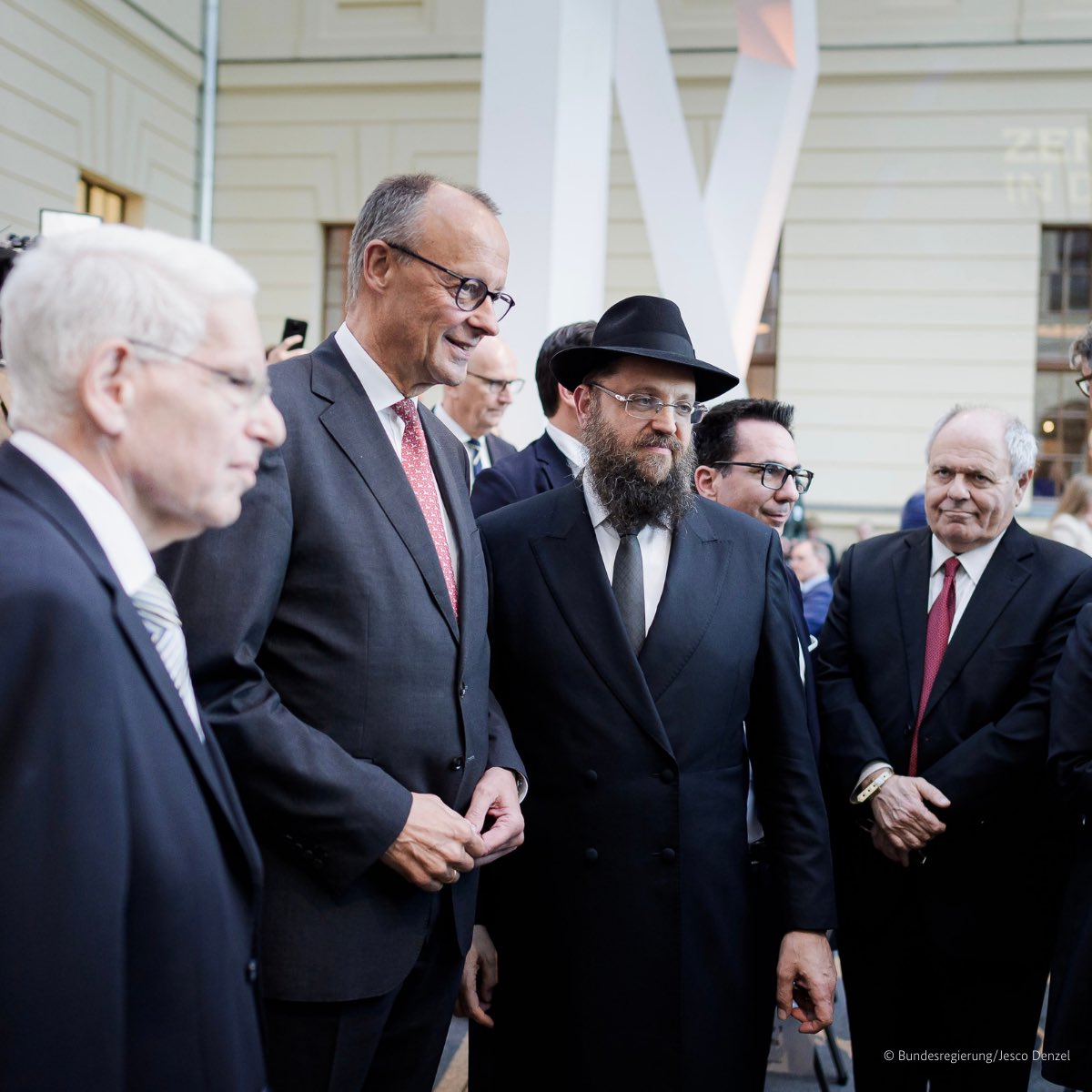 bundeskanzler's tweet image. Die Bundesrepublik wäre für immer entwurzelt gewesen ohne jüdisches Leben, ohne jüdische Kultur in unserem Land. 

Wenn wir heute 75 Jahre Zentralrat der Juden in Deutschland feiern, dann feiern wir auch das Geschenk, dass Jüdinnen und Juden hier wieder Heimat gefunden haben.