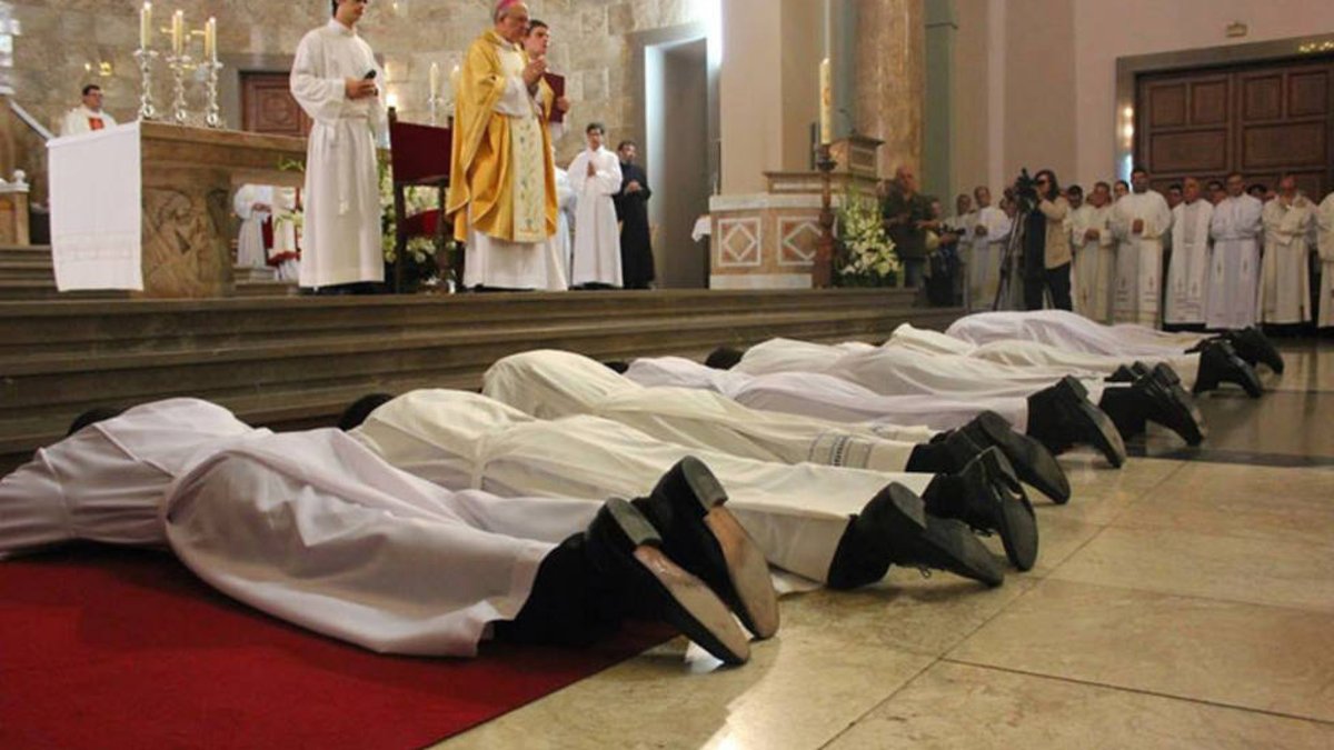 🔴EN DIRECTO: El P. Luis Fernando sigue exponiendo qué es el #sacramentodelOrden y el origen y sentido del nombre con que se designa (#Catecismo, 1536s) radiomaria.es/directo 🎧 Más tarde en PODCAST radiomaria.es/podcast/cateci…