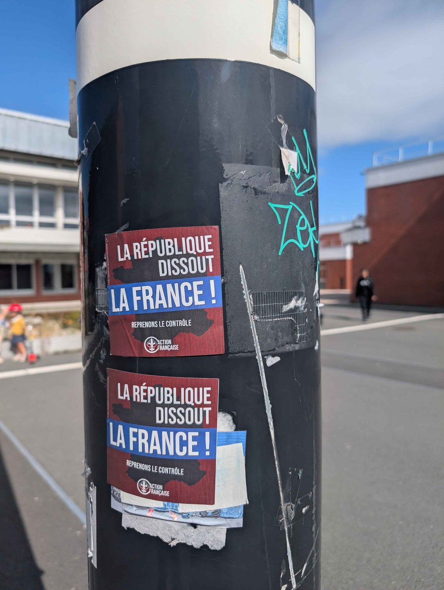 🔵  Aujourd'hui nos militants sont sortis pour une action stickage à l'université du Havre 

⚜️ Nous ne laisserons pas les étudiants de côté. Le Havre est royaliste 

🫵🏻 Havrais ne reste pas seul, rejoins-nous !

#LeHavre #Normandie #France #nationalisme #royalisme