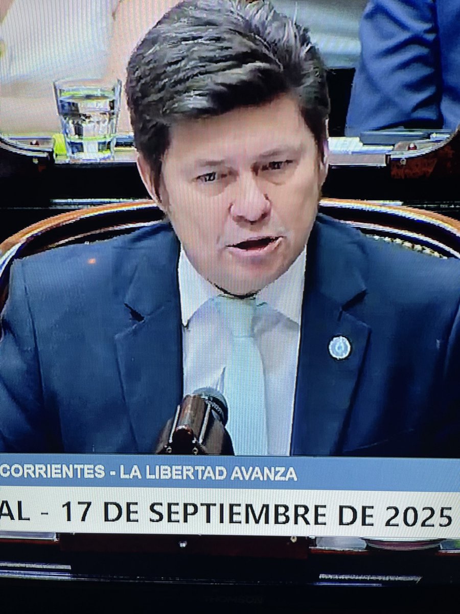 JulesVF's tweet photo. Los diputados de LLA ahora hacen cosplay del Javo. Línea Limones. https://t.co/WJHLN9r9Ep