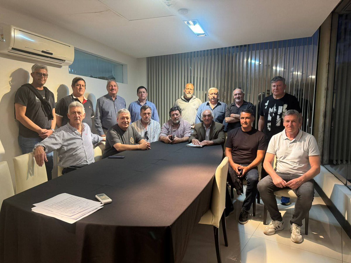 Algunos sonríen como si estaríamos clasificando a una copa. Mamita querida. Cada día se me complica más saber a quien votar