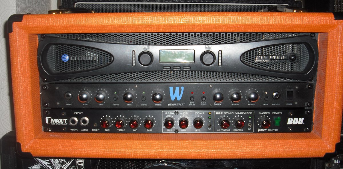 Amp_stack's tweet image. Finally  got the big rig put together. Warwick pre with the EL84 power amp for  power amp drive in preamp form. And the simple clean valve BBE MaxT pre.  Into a 1050w a side power amp (realistically, 650w/side as needs 2ohm  and my cabs are 4).

#bass #bassrig #rackgear #warwick