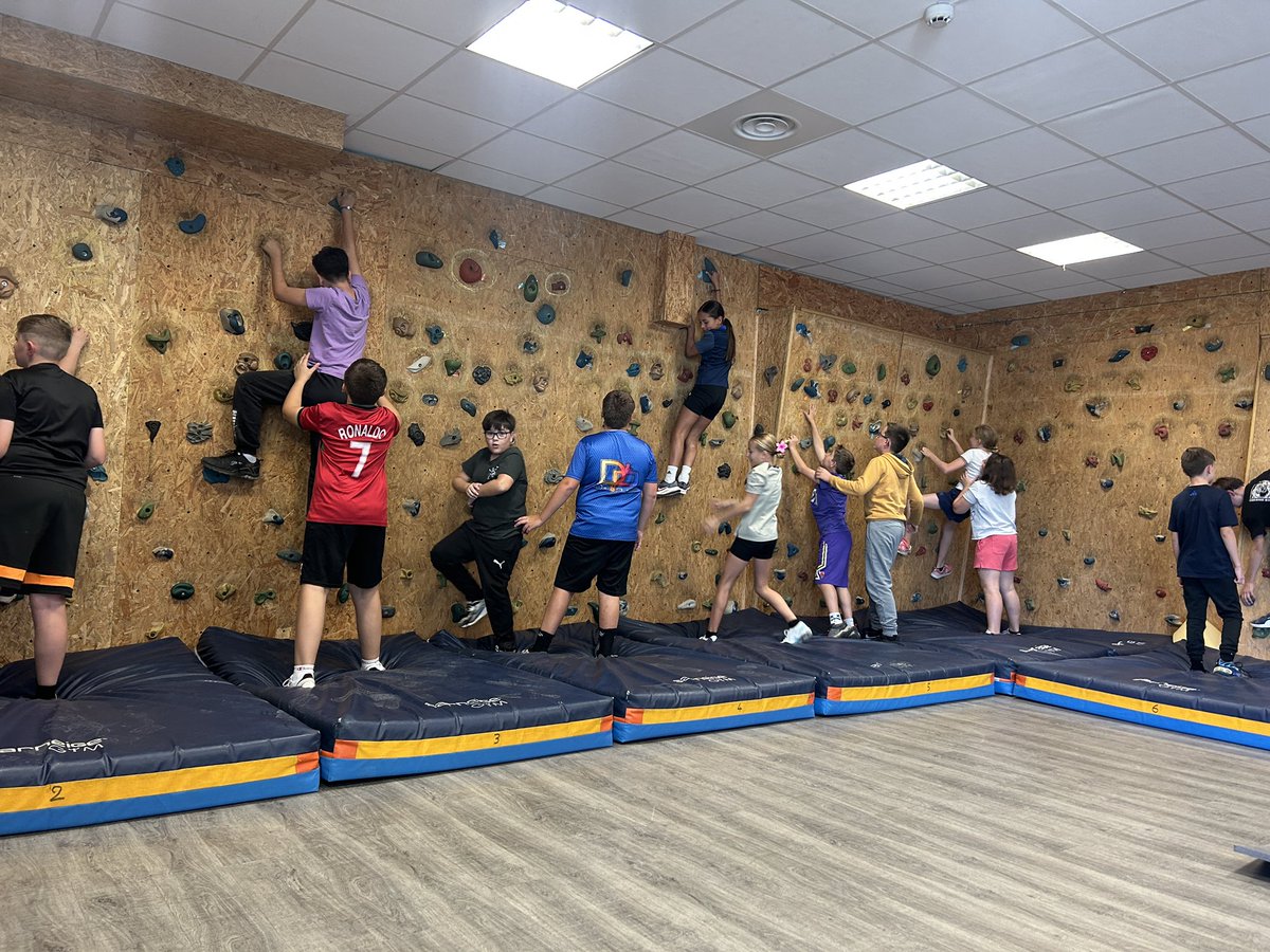 Bonne première journée avec au programme : natation, course d’orientation, escalade et escape game.