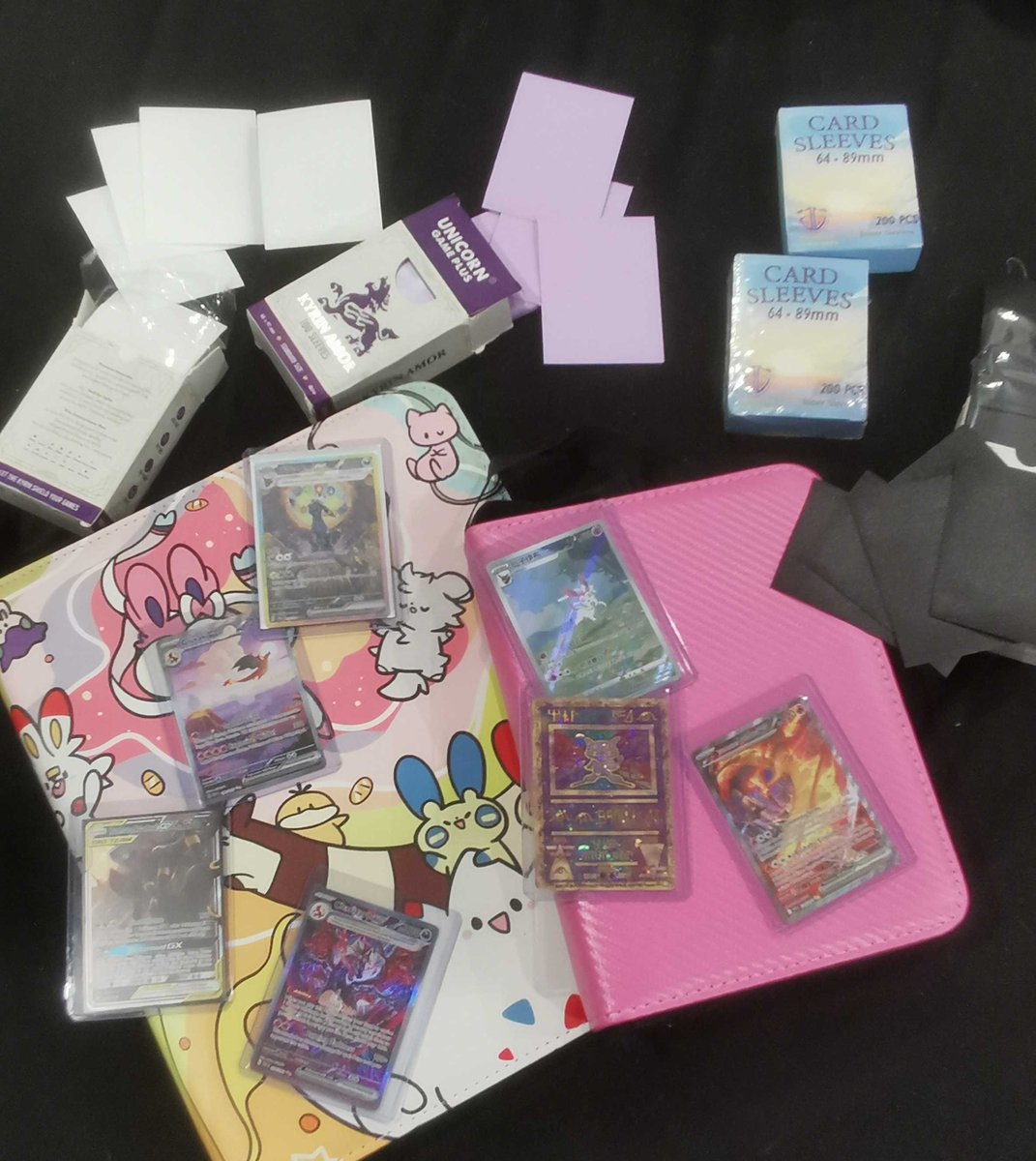 Kyuten Abend👀

Ich lade euch morgen Abend ab 20 Uhr zum cosy Ordner umsortieren Stream ein!
Ich hab mir 2 neue Ordner geholt und die wollen befüllt werden :3
Ich hab auch hübsche pinke Sleeeeeves 😎

Achja und wir preparen unseren Anu... ich mein meine Karten für PSA!😱
#Pokemon