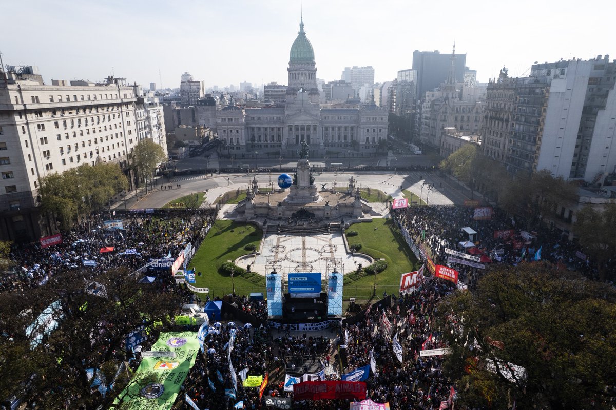 Miles de personas se movilizan frente al Congreso en el marco de un paro nacional de 24 horas. Gremios, organizaciones sociales, la comunidad universitaria y trabajadores de la salud confluyeron en un acto central contra el veto de Javier Mieli. 

Foto/ Miguel M. Caamaño