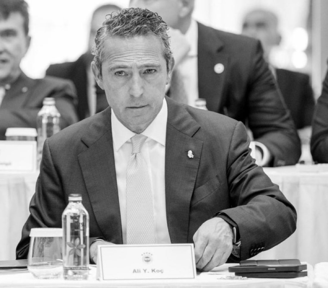 Seçimi Eylül ayına erteleyerek,

• Transfer de eksik bölgeleri tamamlamadı.
• Seçimden önce TD gönderip kimseye sormadan yeni TD getirdi.
• 5 haftada 4 puan kaybına sebep oldu.
• Yeni Yönetimin başarı yolunu kapattı.
• Fenerbahçe’nin 1 yılını daha çaldı.

OY VERME, İHRAÇ ET!