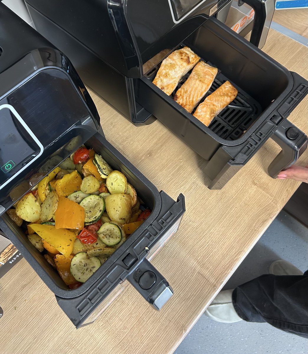 A_McG_Bates's tweet image. So, today was the first time I got to cook at work 🥳
Along with Sarah Siggins (ANutr) of #fdys we ran the first workshop with #youngonsetdementia group at @alzheimersocirl in #Enniscorthy
#brainhealth, keep it simple,  independence, #foodfrustrations #hfme 
@indi_OPNIG