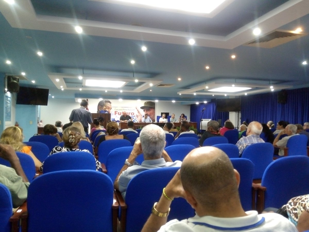 Trabajadores del <a href="/MitransCuba/">Ministerio del Transporte de Cuba</a> participan en este momento en reunión de análisis y discusión del anteproyecto del Código de Trabajo.
Presiden el encuentro <a href="/yudi_mercedes/">Yudi Mercedes Rodríguez Hernández</a>, <a href="/E_RdgzDavila/">Eduardo Rodríguez Dávila</a>, <a href="/KatiaLabra19433/">Katia Labrada</a> y <a href="/SindicatoTpte1/">Harleidis Freeman</a> 
#CódigoDeTrabajoCuba