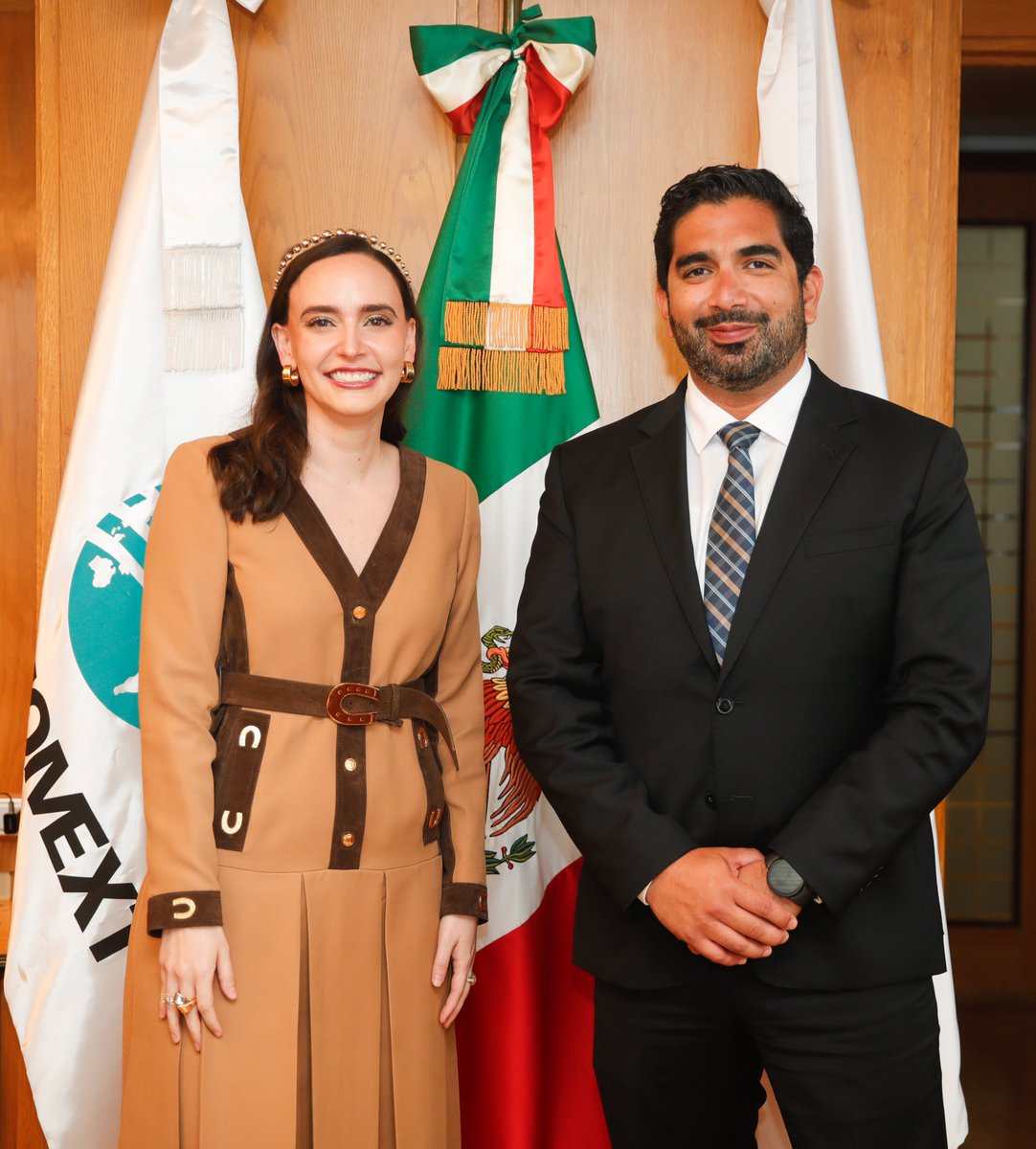 El director general, <a href="/robertolazzeri/">Roberto Lazzeri</a>, sostuvo una reunión de trabajo con <a href="/AltagraciaGome/">Altagracia Gómez Sierra</a> y el gobernador de Yucatán, <a href="/huachodiazmena/">Joaquín Díaz Mena</a>, donde acordaron trabajar de manera conjunta para consolidar e impulsar sectores productivos en el estado anunciados en el Plan México.