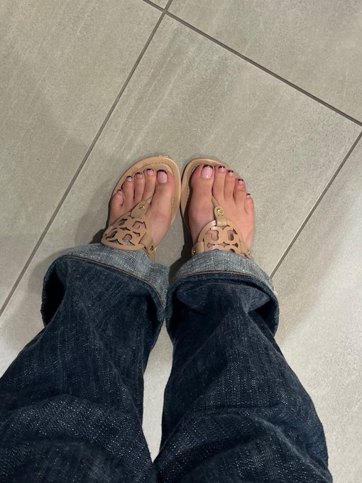 2 pic. Casual Day 🩷 jeans &amp; toes 👀 https://t.co/iRIhGBRwIG