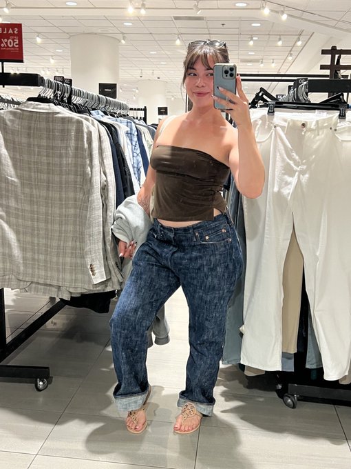 1 pic. Casual Day 🩷 jeans &amp; toes 👀 https://t.co/iRIhGBRwIG