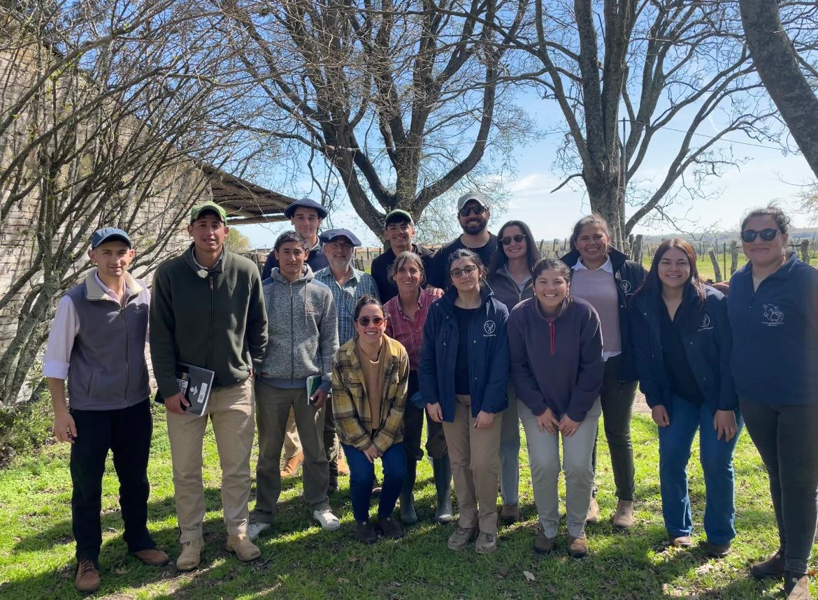 PlanAgro's tweet photo. #Hoy en 📍Quebracho, Paysandú
Visita a 📌#ProducoraAsociada Ing. Virginia Caravia, con estudiantes del Polo Educativo Tecnológico de Paysandú #DGETP @UTU_Uruguay
Ing. Rómulo Cesar #PlanAgro
#Capacitación #Ganadería #campo https://t.co/oBh2zXP8Qu