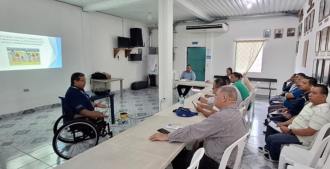 A través del #TrabajoConjunto que promueve la #ProcuradoraDDHH <a href="/RaqueldeGuevara/">Raquel de Guevara</a> y bajo coordinación de #AdjuntaDESCA, Rosy Sandoval, el Depto. Discapacidad y #DDHH y Delegación #PDDHChalatenango impartieron un Taller en Derechos Humanos, dirigido a personal <a href="/PNCSV/">PNC El Salvador</a> de la localidad