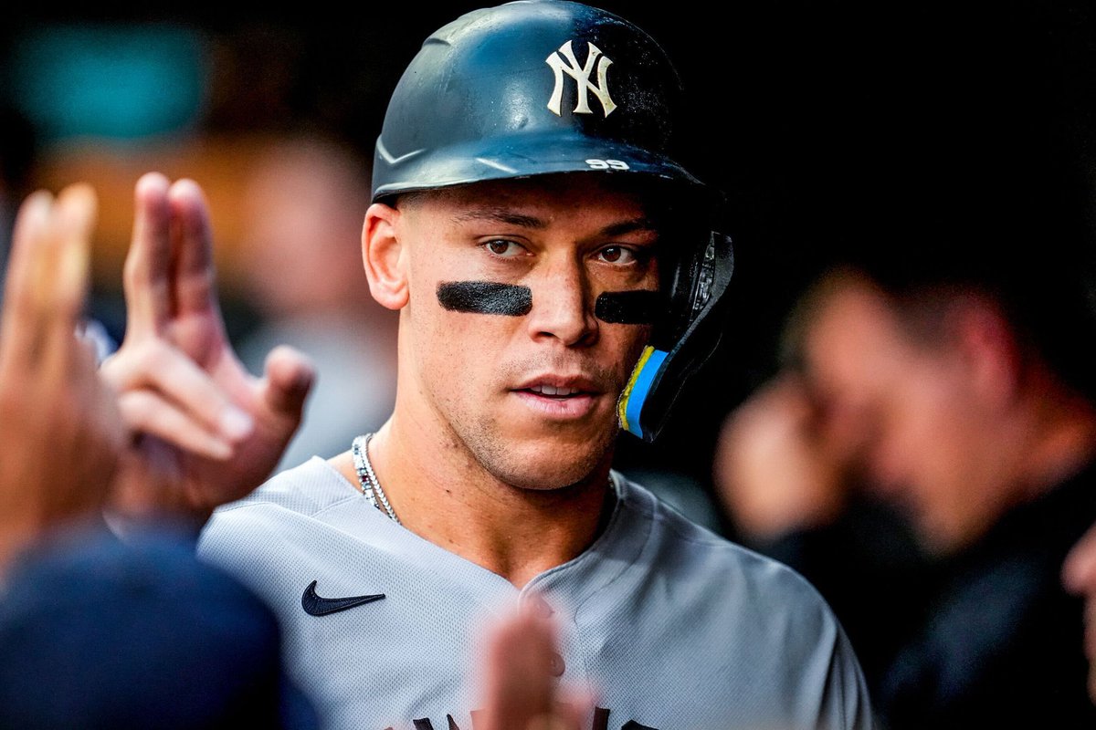 JimmyRandazzo's tweet image. If Aaron Judge hits a HR tonight someone who retweets and is following @YankeesPod is winning a shirt. Comment your size. Let’s go Yankees.