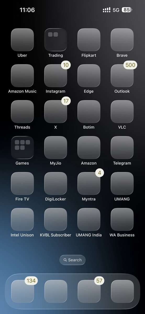 Rameezmuhammed9's tweet image. $1400 iPhone iOS 26 update.
Result: All apps went ninja mode. Can’t see them can’t use them. Peak innovation. 👏 Who needs logos when you can train your memory?. #iOS26Bug #Apple #IOS #iphone @Apple you guys did it better hats off. And please let me know how to get back from this