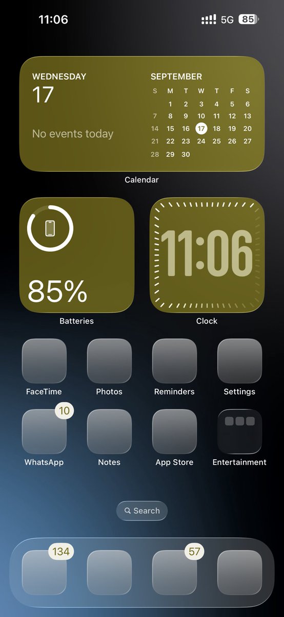 Rameezmuhammed9's tweet image. $1400 iPhone iOS 26 update.
Result: All apps went ninja mode. Can’t see them can’t use them. Peak innovation. 👏 Who needs logos when you can train your memory?. #iOS26Bug #Apple #IOS #iphone @Apple you guys did it better hats off. And please let me know how to get back from this