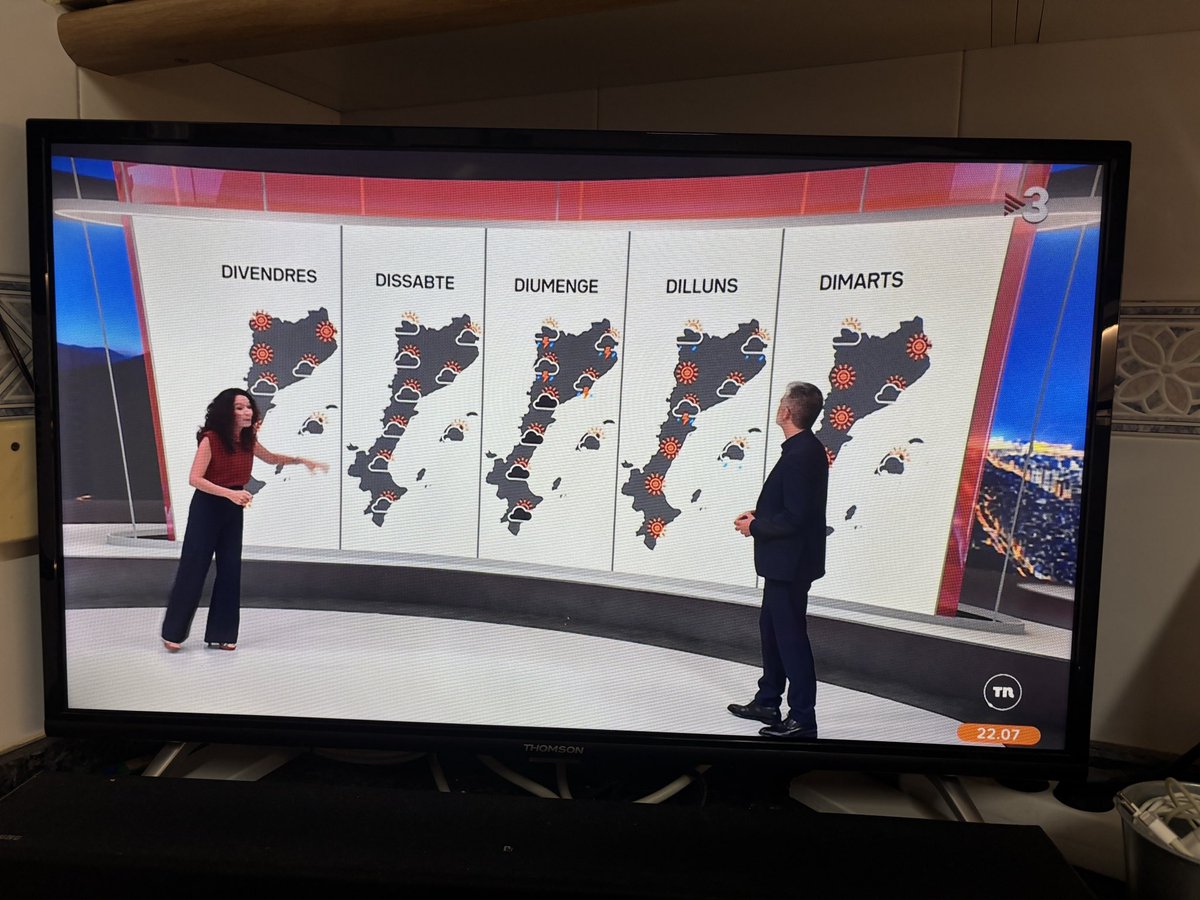 Avui hi ha hagut un crim a TV3 <a href="/som3cat/">3Cat</a>: a més de l’expressió castellanitzada de l’ “altre cop” que deixa anar <a href="/gemmapuigf/">Gemma Puig Feliu</a> a cada inici de frase, han estrenat una línia gràfica que algú hauria d’argumentar perquè no sé si passaria un test bàsic d’accessibilitat (ni d’estètica) 😱