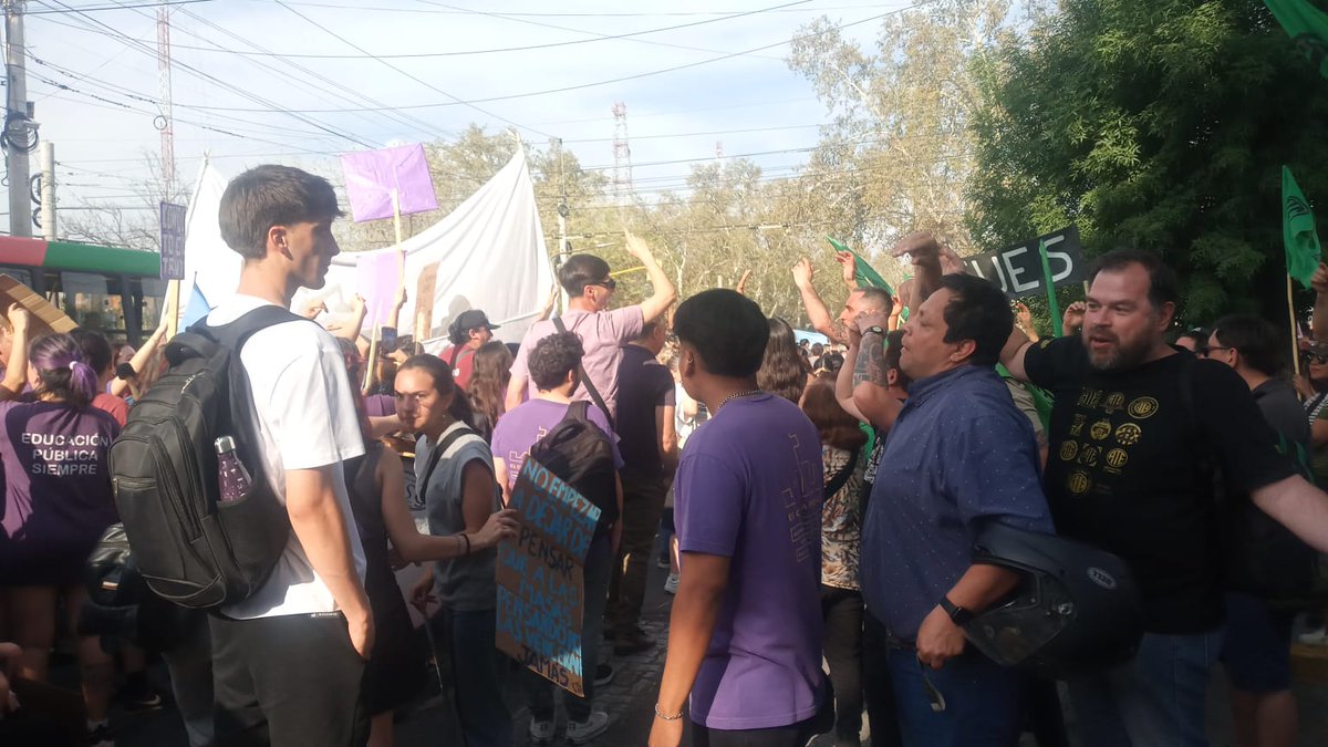 SinMaripositas's tweet photo. Alta tensión en la marcha por la universidad pública en Mendoza. Militantes de ATE recriminaron a los manifestantes de la agrupación radical Franja Morada su alineamiento con Milei. https://t.co/yFRsqTBqr9
