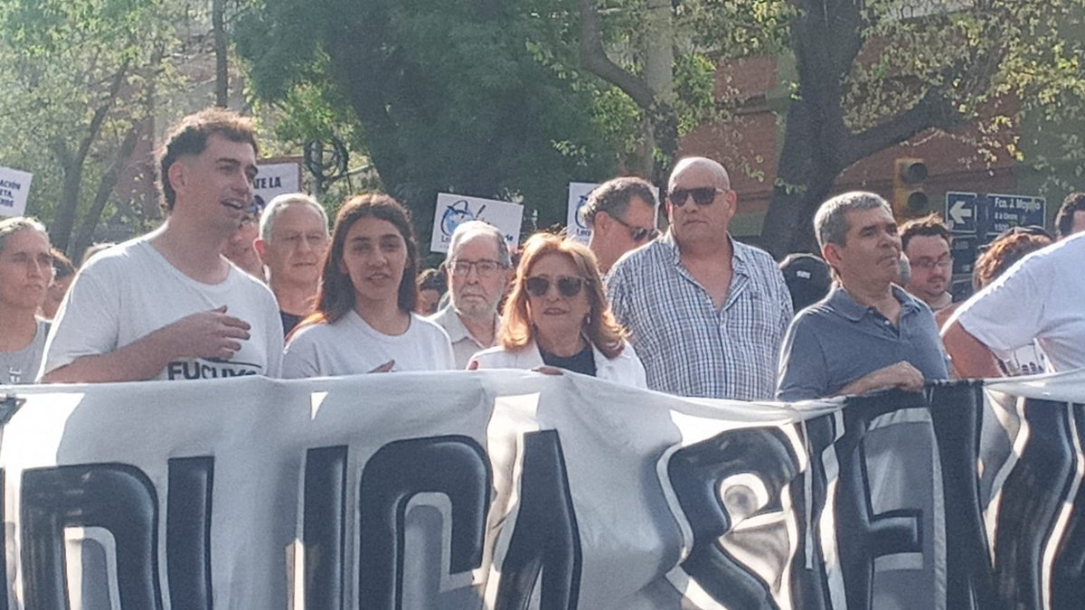 SinMaripositas's tweet photo. Alta tensión en la marcha por la universidad pública en Mendoza. Militantes de ATE recriminaron a los manifestantes de la agrupación radical Franja Morada su alineamiento con Milei. https://t.co/yFRsqTBqr9