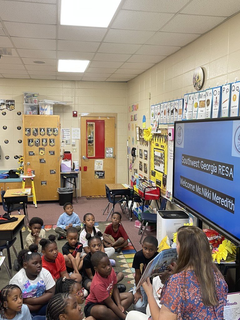HarperEagles's tweet image. Today, Mrs. Ryles' first graders were captivated by Nikki Meredith from RESA as she read to them! 📚✨ There's nothing quite like the magic of a good story to inspire young minds!  #ReadingIsFun #FirstGradeMagic #Storytime