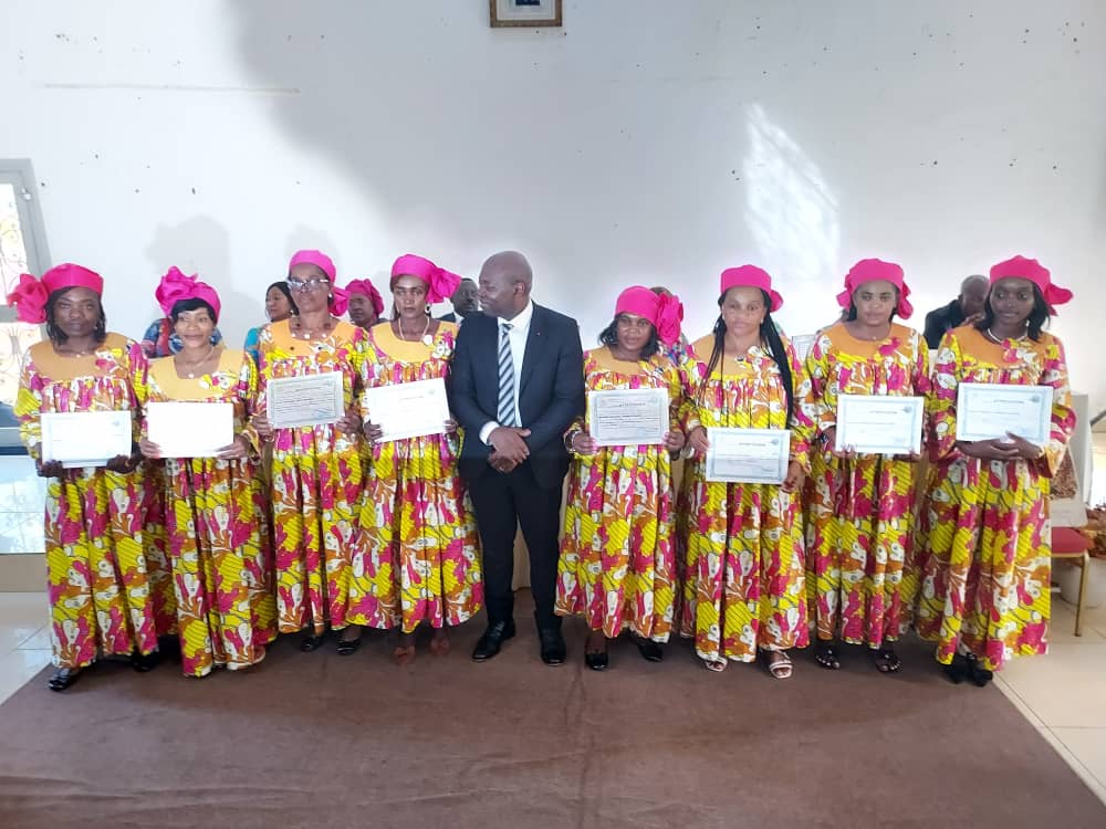 AMBAM LA BELLE!!! 
Quel magnifique séjour  dans cette belle cité!
Grâce à notre Première Dame, Mme Chantal BIYA et le CERAC, 227 femmes de la Vallée du Ntem viennent de s'arrimer à la modernité dans la joie et l'espoir d'un meilleur avenir. Un séjour agrémenté de bout en bout par