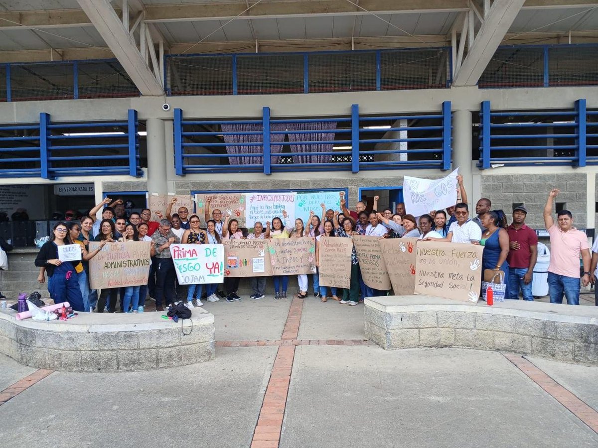 CaracolRadioTun's tweet photo. #AEstaHora Funcionarios del @INPEC_Colombia adelantan una protesta, denunciando que el Gobierno no ha cumplido con la expedición del decreto que reconoce la prima de riesgo para el personal administrativo de inspección a nivel nacional. https://t.co/y3PKfaqK8u