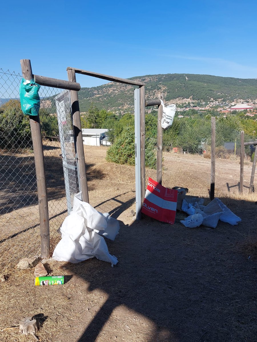🌳 Punto de vigilancia de #incendios forestales de la Dehesa de Arriba de <a href="/Moralzarzal/">Ayuntamiento de Moralzarzal</a> vuelve una vez más a tener basura.
Pedimos al Ayuntamiento que haga las gestiones oportunas para que se limpie y para que se revise periódicamente.