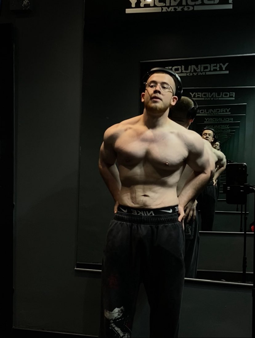 lBroggle tweet media