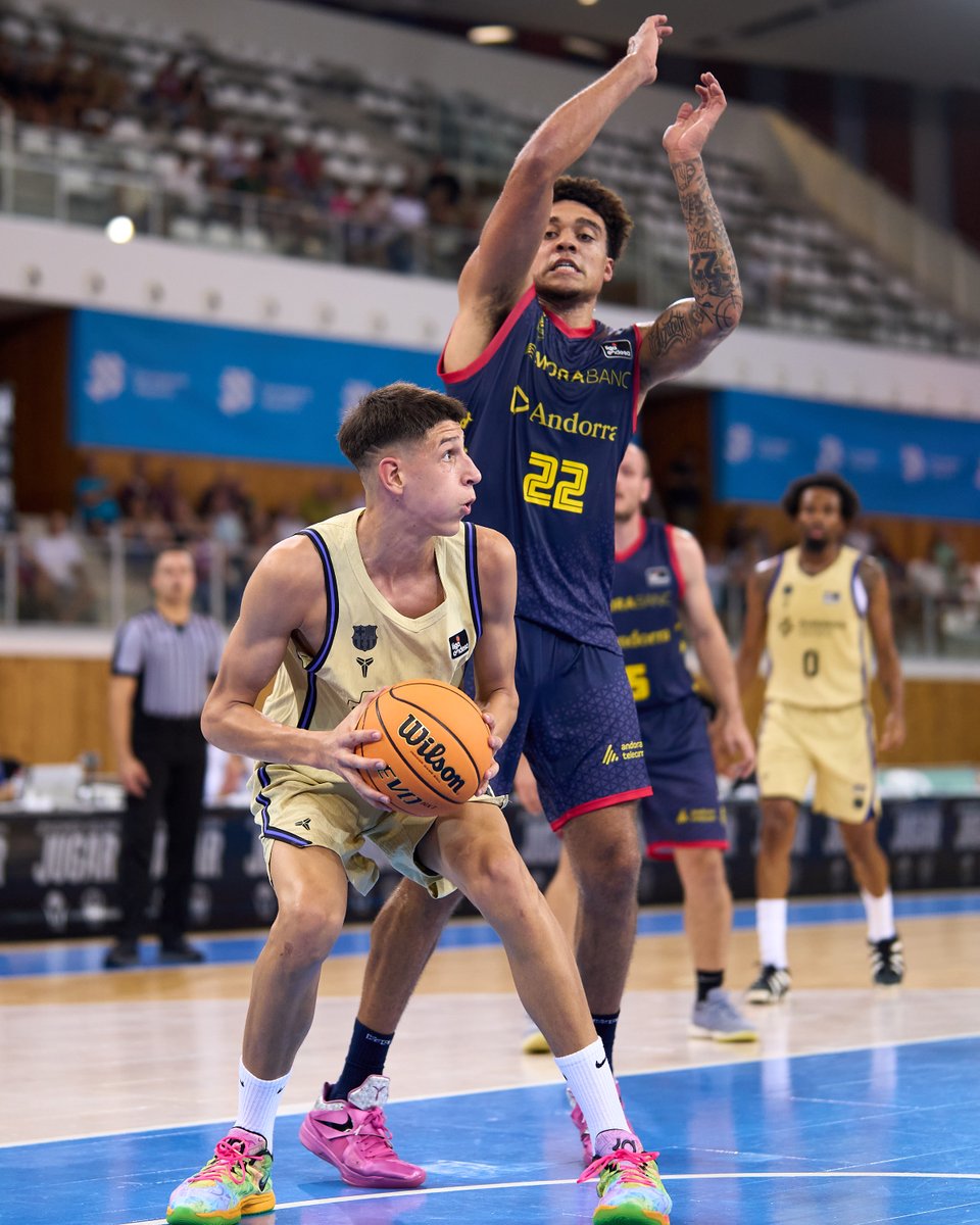 🔵🔴 𝐍𝐢𝐤𝐨𝐥𝐚 𝐊𝐮𝐬𝐭𝐮𝐫𝐢𝐜𝐚, el més jove en debutar amb el  Barça 
 
✅ El serbi s’ha convertit en el jugador més jove de la història en debutar oficialment amb el primer equip blaugrana (16 anys, 4 mesos i 17 dies). Ha superat el registre d’Èric Vila (16 anys, 6 mesos i