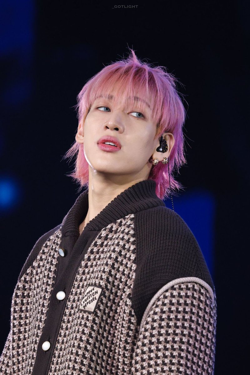 markbamthinker's tweet image. pretty boy                                                 his hot wife