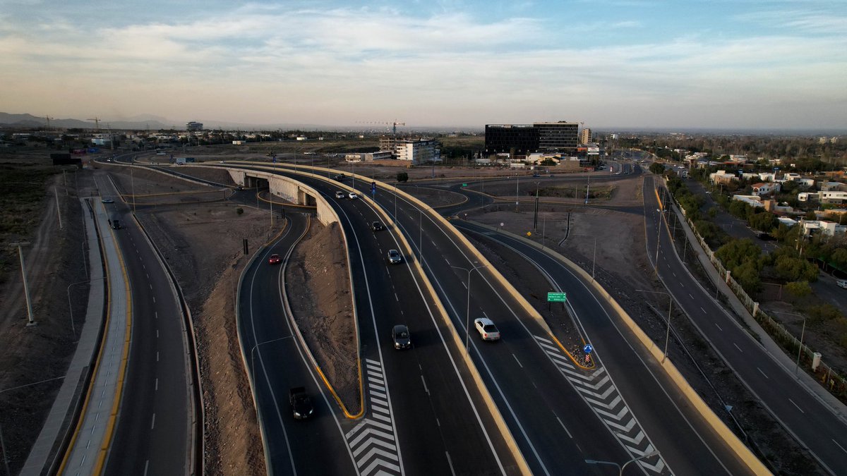 alfredocornejo's tweet photo. Hoy damos un paso más en la refuncionalización de la Nueva Panamericana Ruta 82. Ocho kilómetros nuevos del Tramo ll, entre el Intercambiador de La Tijera y la Rotonda Gobernador Ortiz, que transforman este camino en una verdadera autopista urbana de doble vía.

En mi primer mandato hicimos realidad el túnel Cacheuta–Potrerillos. Hoy, en este segundo, volvimos a cumplir, terminamos este nuevo tramo y ya avanzamos con el tercero, que llevará las mejoras hasta Cacheuta. Son obras que marcan un antes y un después. La prueba de que, aun en contextos macroeconómicos difíciles, no detuvimos la obra pública. Lo hicimos con una administración responsable y con la convicción de que la infraestructura es motor de desarrollo para Mendoza.

Más de 25.000 vehículos circulan todos los días por esta ruta, y en temporada alta ese número crece un 40%. No es un camino cualquiera. Es la vía que conecta a miles de mendocinos y visitantes con dos destinos emblemáticos de nuestro Piedemonte, y también una obra estratégica para integrar Luján y todo el Gran Mendoza al desarrollo urbano y productivo.

Esto es lo que nos propusimos desde 2015, transformar la vida cotidiana de los mendocinos con obras reales, concretas y sostenibles. Por obras como ésta es que decimos que Mendoza, avanza todos los días un paso adelante.