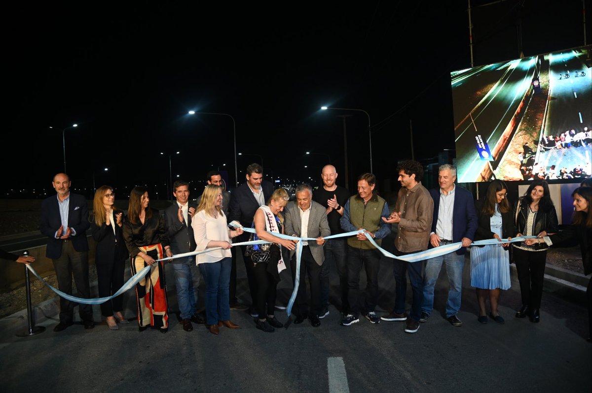 alfredocornejo's tweet photo. Hoy damos un paso más en la refuncionalización de la Nueva Panamericana Ruta 82. Ocho kilómetros nuevos del Tramo ll, entre el Intercambiador de La Tijera y la Rotonda Gobernador Ortiz, que transforman este camino en una verdadera autopista urbana de doble vía.

En mi primer mandato hicimos realidad el túnel Cacheuta–Potrerillos. Hoy, en este segundo, volvimos a cumplir, terminamos este nuevo tramo y ya avanzamos con el tercero, que llevará las mejoras hasta Cacheuta. Son obras que marcan un antes y un después. La prueba de que, aun en contextos macroeconómicos difíciles, no detuvimos la obra pública. Lo hicimos con una administración responsable y con la convicción de que la infraestructura es motor de desarrollo para Mendoza.

Más de 25.000 vehículos circulan todos los días por esta ruta, y en temporada alta ese número crece un 40%. No es un camino cualquiera. Es la vía que conecta a miles de mendocinos y visitantes con dos destinos emblemáticos de nuestro Piedemonte, y también una obra estratégica para integrar Luján y todo el Gran Mendoza al desarrollo urbano y productivo.

Esto es lo que nos propusimos desde 2015, transformar la vida cotidiana de los mendocinos con obras reales, concretas y sostenibles. Por obras como ésta es que decimos que Mendoza, avanza todos los días un paso adelante.