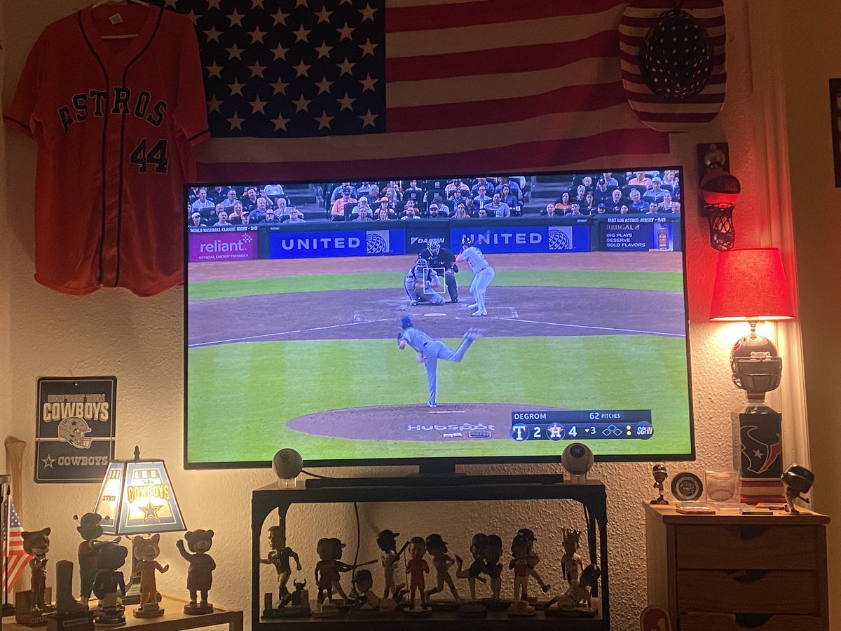 DanishSportsNut's tweet image. I had just got out of bed, putting my hat and jersey on, turned off the IPad turned on the TV, then Altuve “The Little Boss” as you would say @AstrosFansUK CRUSHES a homerun to give us the lead 4-2!! 
#Astros #SilverBoot #LoneStarSeries