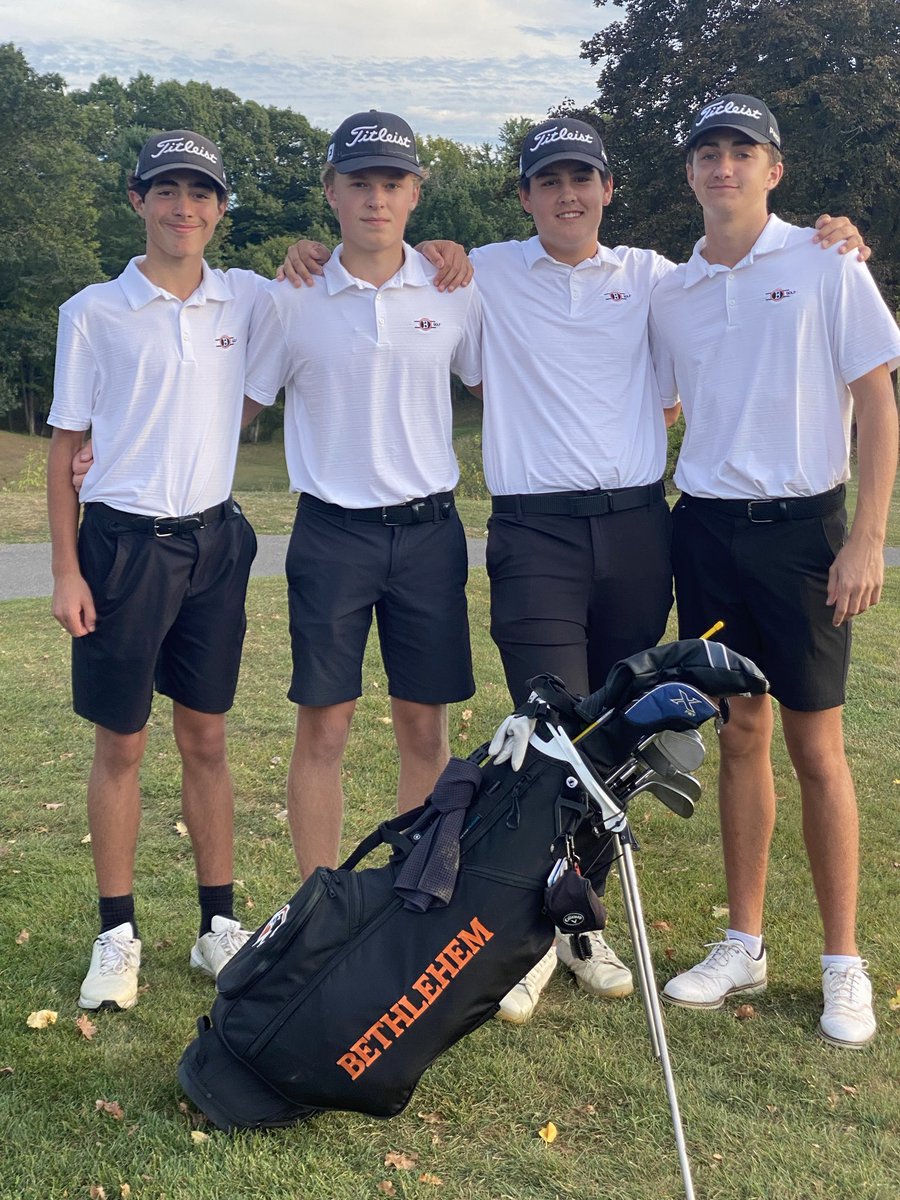 BCGOLF_'s tweet image. The boys’ varsity team improved to 8-4 on the season with a win over Columbia today @ Capital Hills. Jake Bradt (32), Jonathan Lazarek (34), Rowan Chamberlain (34), and Micah Jones (36) led the Eagles. #BCGolf ⛳️🦅 @BCSDAthletics