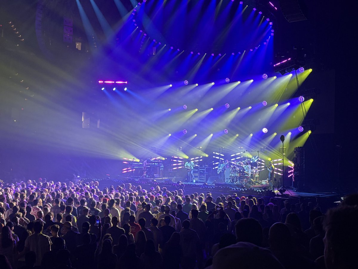 Goose is just killing at the Kohl Center right now. Go see live music folks