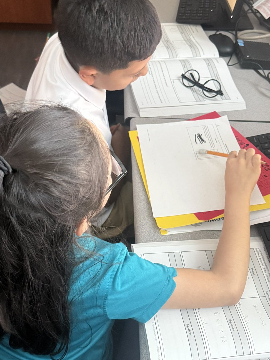 KAnderson_SVSA's tweet image. Using @STEMscopes to explore area with partners! We love group work! #CTEHeartAtWork