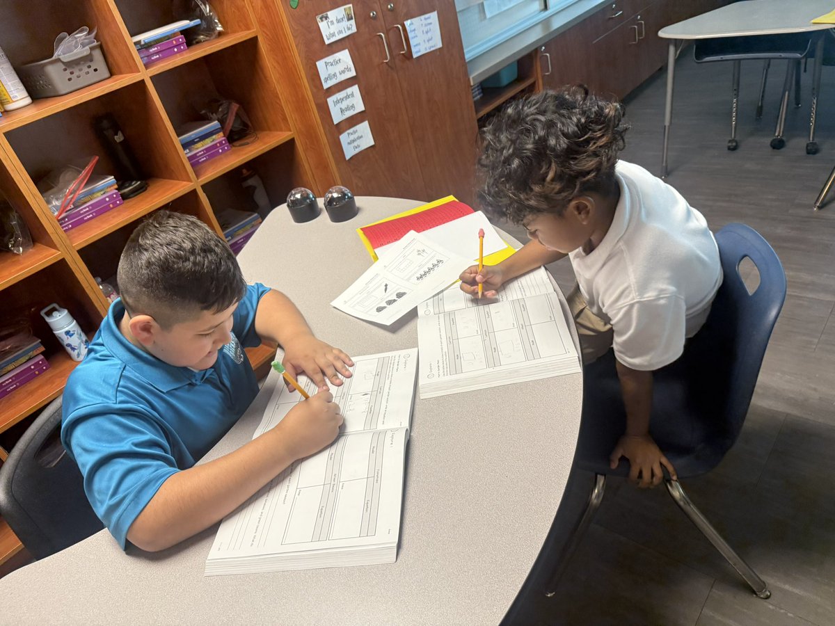 KAnderson_SVSA's tweet image. Using @STEMscopes to explore area with partners! We love group work! #CTEHeartAtWork