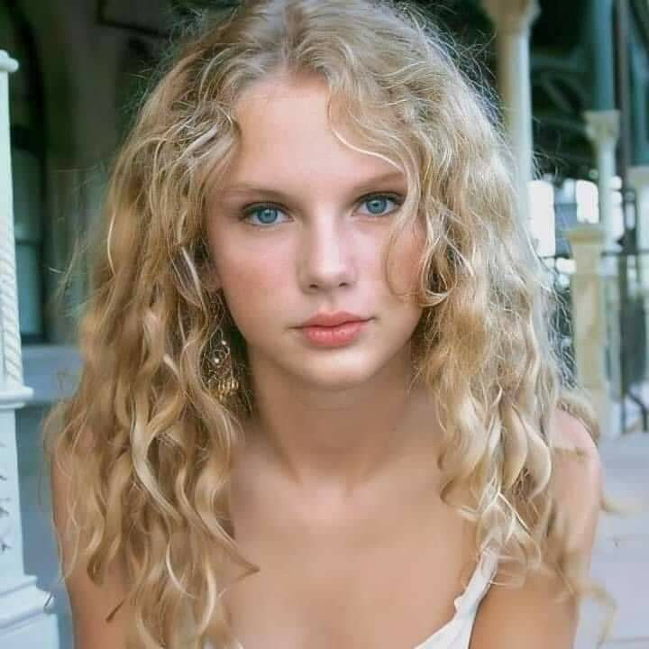 morro q a taylor devia ser a mais mais da escola dela eu seria mto chaveirinho dela