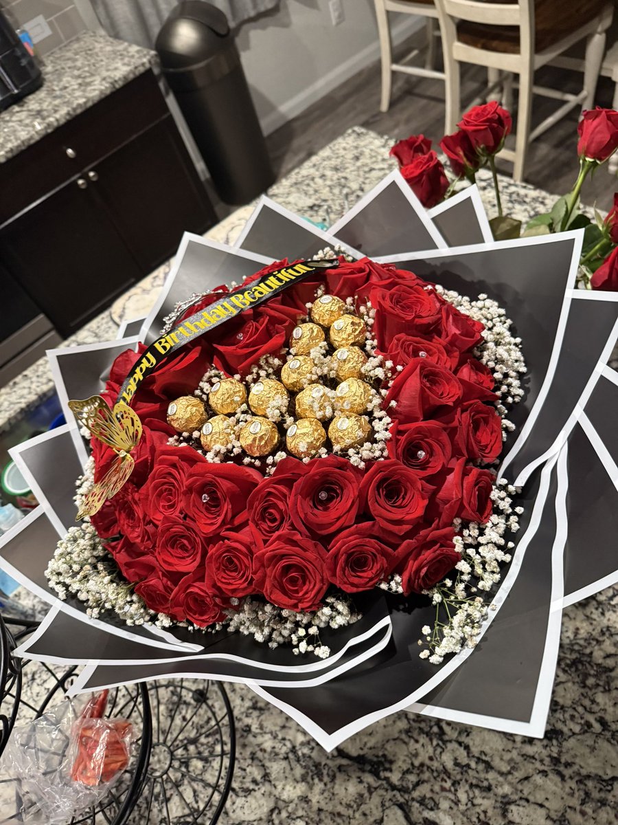 luverrrkris's tweet photo. still can’t get over my flowersss 🙈🙈🙈 omggg https://t.co/PofCOOvEZy