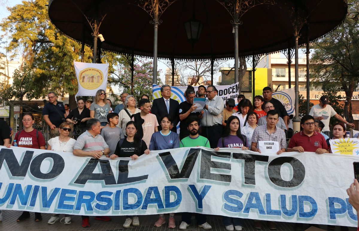 AnibalAlbornoz's tweet photo. Apoyando a la Universidad Pública, ayer, hoy y siempre!!! https://t.co/wzx0gcek2E