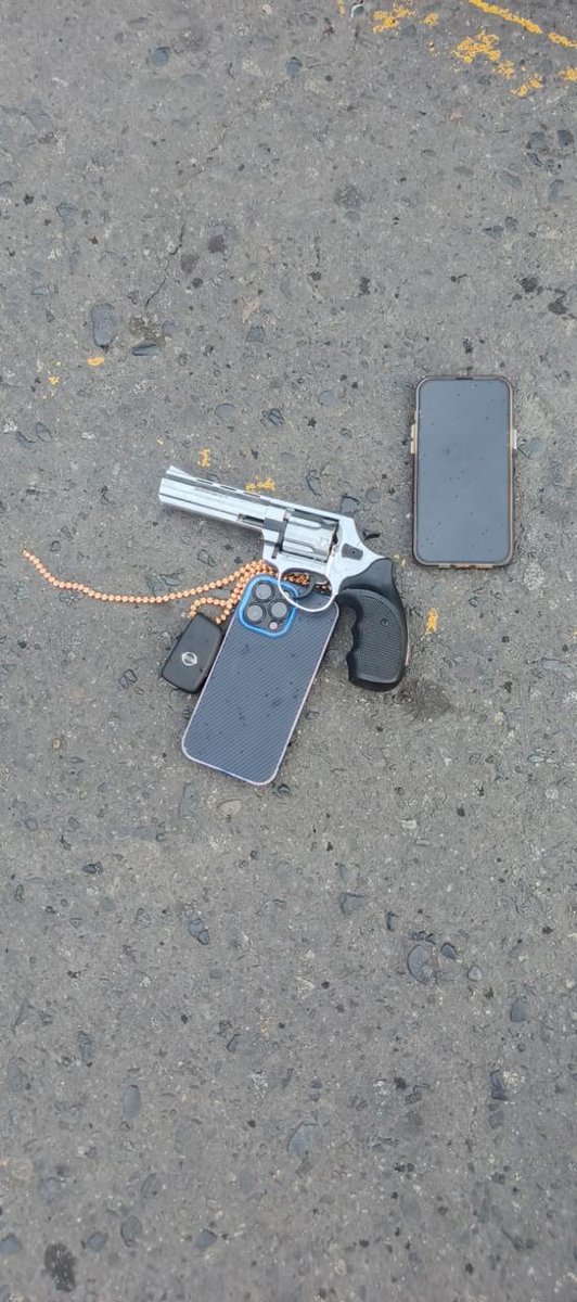 Caracol_Cali's tweet image. #CaracolInforma Un hombre falleció y dos más resultaron heridos en un episodio de hurto en #Buga, policias reaccionaron y evitaron la acción criminal @DevalPolicia afirma que el caso esta siendo investigado. General Sandra Rodríguez