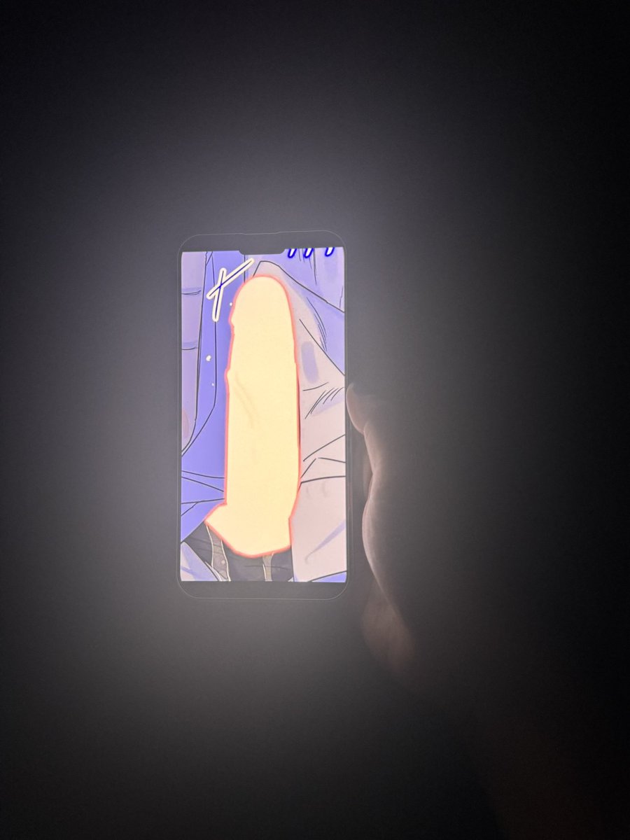 office_otaku's tweet photo. my entire city is in a blackout right now and i don’t have a flashlight so i’ve been using this manhwa lightsaber instead https://t.co/wpEFTIuyoT